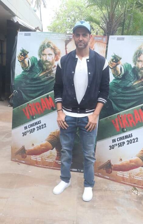 'વિક્રમ વેધા' 30 સપ્ટેમ્બરે રિલીઝ થઈ રહી છે. આ ફિલ્મમાં સૈફ અલી ખાન અને રાધિકા આપ્ટે પણ મુખ્ય ભૂમિકામાં છે અને તેનું નિર્દેશન પુષ્કર-ગાયત્રી દ્વારા કરવામાં આવ્યું છે.