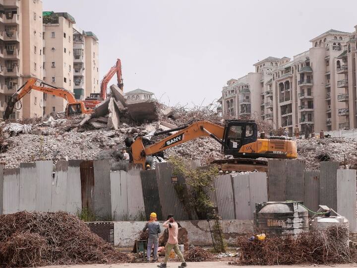 Noida Debris removal work started after demolition of Twin Tower Twin Tower Demolition: ट्विन टावर गिरने के बाद अब डेमोलिशन साइट पर शुरू हुआ ये जरूरी काम, पढ़ें अपडेट