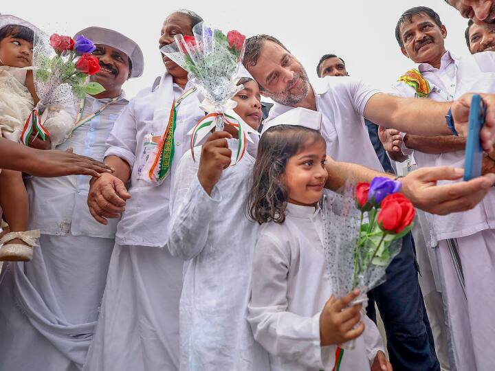 तिरुवनंतपुरम के कझाकूटम के पास कन्यापुरम से सुबह करीब सवा सात बजे कांग्रेस की भारत जोड़ो यात्रा शुरू हुई. इस दौरान केरल चरण के पिछले दो दिनों की तरह ही लोगों की उत्साहजनक भीड़ देखी गई. ‘भारत जोड़ो’ यात्रा के तहत 150 दिनों में पदयात्रा करते हुए कन्याकुमारी से कश्मीर तक 3,570 किलोमीटर की दूरी तय की जाएगी.