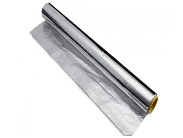 खाना गरम रखने के लिए जिस फॉयल पेपर का इस्तेमाल किया जाता है. वो सेहत के लिए बहुत खतरनाक होता है. गर्मी से फॉयल पेपर पिघलने लगता है और खाने में मिल जाता है. आपको फॉयल पेपर का इस्तेमाल नहीं करना चाहिए.