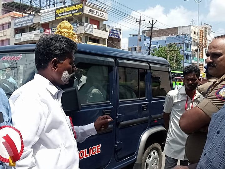 கரூரில் சிஐடியு மாவட்ட மாநாடு நிகழ்வில் கொடிக்கம்பம் அகற்றம் - போலீசாரை கண்டித்து தர்ணா போராட்டம்