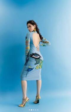 Tamannah Bhatia: ਤਮੰਨਾ ਭਾਟੀਆ ਨੇ ਹੈਂਡਕ੍ਰਾਫਟਡ ਬਲੂ ਗ੍ਰੈਫਿਟੀ ਬਾਡੀਕੋਨ ਡਰੈੱਸ ਵਿੱਚ ਦਿੱਤੇ ਕਿਲਰ ਪੋਜ਼