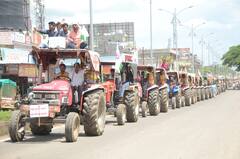 Photo : परभणीत राजू  शेट्टी यांचा भव्य ट्रॅक्टर मोर्चा