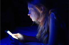 Smartphone Effect: স্মার্টফোনে বেশি সময় কাটান ? নীল আলো করছে এই ক্ষতি