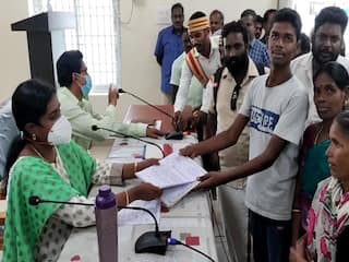 Mayiladuthurai district collector accepted one college fee of disabled student செவித்திறன் குறைபாடு உடைய மாணவரின் கல்லூரி கட்டணத்தை ஏற்ற மயிலாடுதுறை மாவட்ட ஆட்சியர்..
