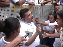 Nabanna Rally Pics: बंगाल में पुलिस और कार्यकर्ताओं में झड़प, हिरासत में लिए गए शुभेंदु-लॉकेट चटर्जी, देखें तस्वीरें