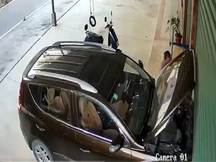 Caught on cam Man Mowed Down Automatic Car Viral video internet social media twitter automatic vehicle Caught On Camera: Man Mowed Down By 'Automatic Car' While Trying To Repair Vehicle