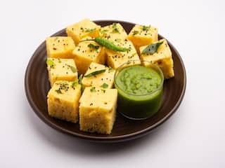 Famous Gujarati Dishes: ગુજરાતની આ 5 ડિશ માત્ર ભારતમાં જ નહીં વિદેશમાં પણ છે પ્રખ્યાત, ખાઈને ચાટતાં રહી જશો આંગળીઓ