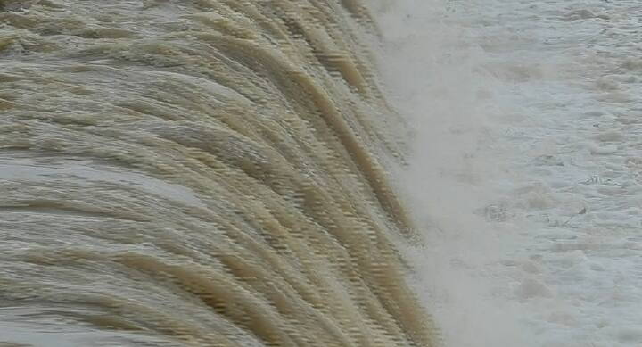 Chhatisgarh News: पिछले कुछ दिनों से छत्तीसगढ़ (Chhatisgarh) में हो रही लगातार बारिश के बाद एक बार फिर शिवनाथ नदी उफान पर है. पिछले 24 घंटे में तीन जलाशयों से शिवनाथ नदी में 41 हजार 5 सौ क्यूसेक पानी छोड़ा गया है. इसके बाद शिवनाथ नदी का पानी महमरा एनिकट में करीब 7 फीट उपर पानी चढ़ने की संभावना है. इधर पानी बढ़ने के कारण नदी के किनारे के गांवों में अलर्ट भी जारी कर दिया गया है.