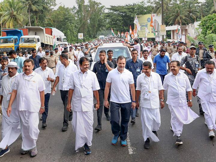 भारत जोड़ो यात्रा के तीसरे दिन यानी मंगलवार को भी काफी भीड़ जुटी. केरल की राजधानी तिरुवनंतपुरम में रुक-रुक कर हो रही बारिश के बीच कांग्रेस नेता राहुल गांधी और उनके साथियों का अभिवादन करने के लिए सड़कों के किनारे बड़ी संख्या में लोग आए.