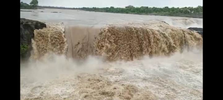 गोंड राजांनी बांधलेली रामगड किल्ला, प्रभू दत्तात्रयाचे निद्रास्थान परिसर, घनदाट हिरवेगार जंगल असे चित्र डोळ्या समोर येते.दरम्यान गेल्या चार दिवसांपासून सुरू असलेल्या जोरदार पावसामुळे नदी नाल्या दुथडी भरून वाहत असून किनवट तालुक्यातील इस्लापुर येथील ऐतिहासिक सहस्त्रकुंड धबधबा वाहतोय