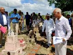 तालाब के काम में इस्तेमाल हो रही थीं खराब ईंटें, अचनाक पहुंचे डीएम ने की कड़ी कार्रवाई