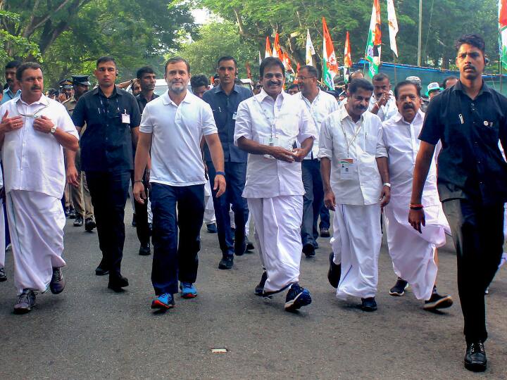 तिरुवनंतपुरम के कझाकूटम में कांग्रेस नेता राहुल गांधी ने लोगों की भीड़ को संबोधित करते हुए कहा कि चुनाव नफरत, हिंसा और गुस्से से जीते जा सकते हैं, लेकिन इससे देश के सामने आने वाली सामाजिक-आर्थिक समस्याओं का समाधान नहीं हो सकता राहुल गांधी ने भारतीय जनता पार्टी (BJP) पर हमला करते हुए आरोप लगाया कि बीजेपी ने साबित कर दिया है कि नफरत का इस्तेमाल राजनीतिक रूप से और चुनाव जीतने के लिए किया जा सकता है, लेकिन इससे रोजगार पैदा नहीं हो सकते. उन्होंने आरोप लगाया कि भारत में संवाद और लोगों की आवाज को खामोश कर दिया गया है क्योंकि मीडिया भी वही कह रहा है, जो देश की सरकार उससे कहलवाना चाहती है और यह सत्तारूढ़ सरकार द्वारा मीडिया संगठनों के मालिकों पर बनाए गए दबाव के कारण है.