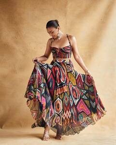 Radhika Apte At Vikram Veda Promotions : నువ్వు నిజంగానే అలా చూస్తున్నావా రాధికా?