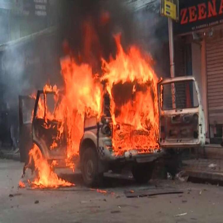 BJP Nabanna Rally: Police car on fire on MG Road2, allegation against BJP Worker BJP Nabanna Abhijan: লালবাজারের কাছেই পুলিশের গাড়িতে আগুন, পুলিশ-বিজেপি সংঘর্ষে রণক্ষেত্র এলাকা