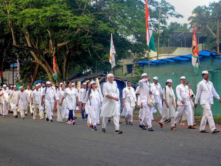 राहुल गांधी ने ट्वीट किया, ‘‘भारत का सपना टूटा है, बिखरा नहीं है. उस सपने को साकार करने के लिए, हम भारत को एक साथ ला रहे हैं. सौ किलोमीटर की यात्रा हो गई है. हमने अभी शुरुआत की है.’’ कांग्रेस नेता जयराम रमेश ने भी ट्वीट किया कि ‘भारत जोड़ो यात्रा’ ने ठीक 100 किलोमीटर की यात्रा पूरी कर ली है और इसने ‘‘भाजपा को निराश, बेचैन और परेशान कर दिया है, जबकि कांग्रेस पार्टी पहले ही 100 गुणा अधिक जोश से भर चुकी है. हर कदम के साथ हम अपने संकल्प को और मजबूत करते जा रहे हैं.’’ 150-दिवसीय पैदल यात्रा सात सितंबर को तमिलनाडु के कन्याकुमारी से शुरू हुई थी और यह 12 राज्यों और दो केंद्र शासित प्रदेशों से होकर गुजरेगी.