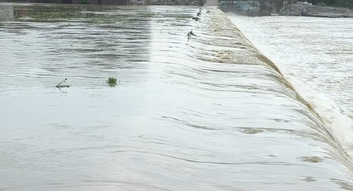 जल संसाधन विभाग के अधिकारियों ने कहा कि नदी लबालब होने के बाद आसपास के गांवों में भी पानी घुस सकता है.वहीं मौसम विभाग की मानें तो अब मानसून की विदाई होने जा रही है.