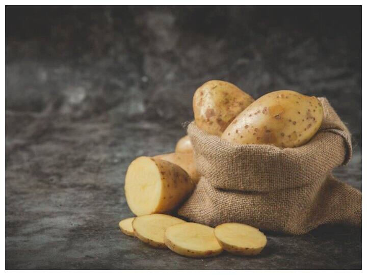 आलू: जिसके बिना शायद ही हमारे भारत में कोई सब्जी पकती हो वो है आलू. समोसे में आलू, चाट में आलू यहां तक की बच्चों की पसंद आलू हमारे देश भारत की असल पैदावार नहीं है. जी हां, इस आलू की उप्पति तो आधुनिक दक्षिण पेरू और उत्तर पश्चिमी बोलीविया में 8000 और 5000 ईसा पूर्व हुई थी. उसके बाद इसने धीरे धीरे ऐसी अपनी पैठ बनाई कि यह कई देशें का राजा बन बैठा है.