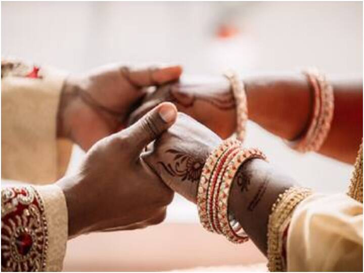 odisha man ties knot with transgender after getting wife approval Odisha: इश्क की अनोखी कहानी पति ने रचाई ट्रांसजेंडर से शादी, पत्नी ने दी मंजूरी, संग रहेंगे हम सब अब...