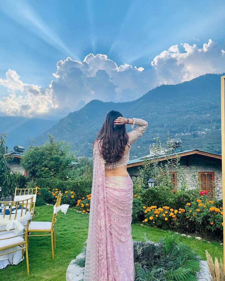 हा लूक पूर्ण करण्यासाठी अभिनेत्रीने न्यूड मेकअप केला आहे आणि कर्ल करून केस मोकळे सोडले आहेत. (फोटो सौजन्य :jasminbhasin2806/इंस्टाग्राम)
