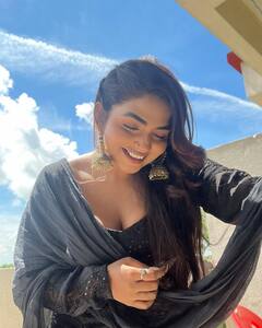 Bhojpuri News: काले लिबास में मदमस्त नजर आईं खेसारी की हीरोइन, सनकिस्ड फोटो में खिल उठा एक्ट्रेस का निखार