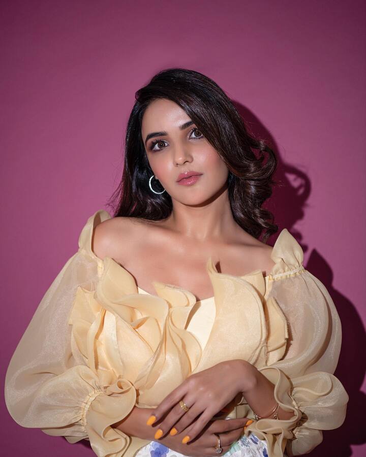 एकीकडे जस्मिन तिच्या वैयक्तिक आयुष्यामुळेही अनेकदा चर्चेत असते. दुसरीकडे, अभिनेत्रीला तिच्या स्टायलिश लूकची जादू चाहत्यांवर खूप चालवायची आहे.(फोटो सौजन्य :jasminbhasin2806/इंस्टाग्राम)