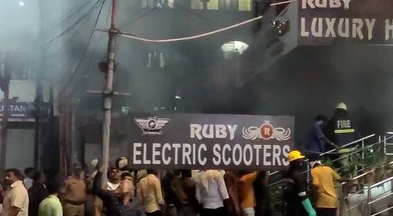 Secunderabad Fire Accident : సికింద్రాబాద్ ఎలక్ట్రిక్ స్కూటర్ షో రూంలో ఫైర్ | DNN | ABP Desam