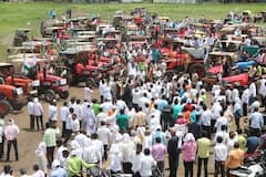 Photo : परभणीत राजू  शेट्टी यांचा भव्य ट्रॅक्टर मोर्चा