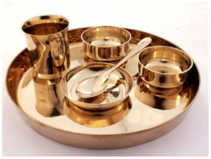 कुछ लोग अभी भी पीतल का इस्तेमाल करते हैं. पीतल के बर्तन में खाना बनाने पर नमक और एसिड वाले फूड्स के साथ रिएक्शन होता है. पीतल के बर्तनों में खट्टी चीजें सेहत को नुकसान पहुंचाती हैं.