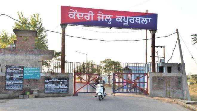 Kapurthala Jail Two groups of prisoners clash , two injured admitted to hospital, case registered against 12 ਕਪੂਰਥਲਾ ਜੇਲ 'ਚ ਕੈਦੀਆਂ ਦੇ ਦੋ ਧੜੇ ਆਪਸ 'ਚ ਭਿੜੇ , 2 ਜ਼ਖਮੀ ਹਸਪਤਾਲ 'ਚ ਦਾਖਲ, 12 ਖਿਲਾਫ ਮਾਮਲਾ ਦਰਜ