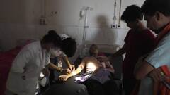 Bhatapur News: जिले के चार विधायक सरकार में मंत्री फिर भी अस्पताल की हालत खराब, मोबाइल की टॉर्च से हो रहा इलाज