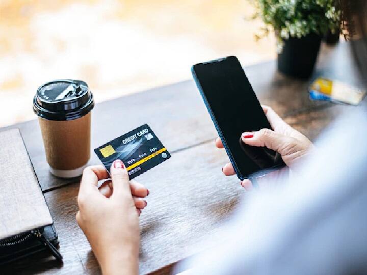 कार्ड यूज करते वक्त उसके रिवॉर्ड्स प्वाइंट्स और डिस्काउंट्स की भी जानकारी चेक कर लें. कोशिश करें कि जिन साइट्स पर आपको ज्यादा रिवार्ड प्वाइंट्स का फायदा मिल रहा हैं वहीं से शॉपिंग करें. इससे आपको शॉपिंग के साथ-साथ बचत का भी फायदा होगा.