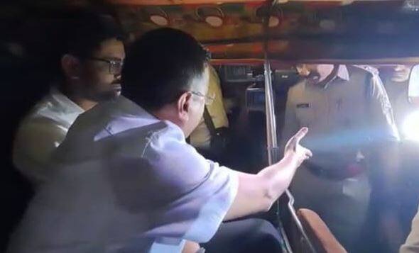 Debate between Arvind Kejriwal and Gujarat Police over dinner at auto driver's house, Kejriwal said police wants to arrest in the name of security... ਆਟੋ ਡਰਾਈਵਰ ਦੇ ਘਰ ਰਾਤ ਦੇ ਖਾਣੇ 'ਤੇ ਅਰਵਿੰਦ ਕੇਜਰੀਵਾਲ ਤੇ ਗੁਜਰਾਤ ਪੁਲਿਸ 'ਚ ਬਹਿਸ, ਕੇਜਰੀਵਾਲ ਬੋਲੇ ਸੁਰੱਖਿਆ ਦੇ ਨਾਂ 'ਤੇ ਗ੍ਰਿਫਤਾਰ ਕਰਨਾ ਚਾਹੁੰਦੇ...