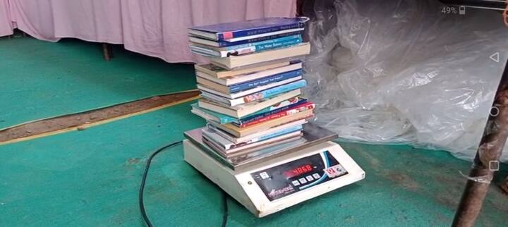 एक जमाना था जब न तो डिजिटल मीडिया का शोर हुआ करता था और ना इंटरनेट फ्रेंडली लोग थे. उस दौर में पत्र-पत्रिकाओं और किताबों का विशेष महत्व होता था. अब रीडिंग टेबल पर किताबों और उपन्यासों की जगह लैपटॉप और आईपैड ने ले ली है. एक जमाने में हाथ में किताब होना आपके व्यक्तित्व को निखारता था.