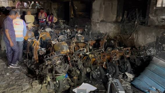 Secunderabad Fire Accident : సెల్లార్ లో మళ్లీ పొగలు.. రంగంలోకి ఫైర్ ఇంజన్..! | ABP Desam