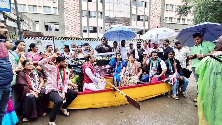 भर पावसात राष्ट्रवादीचे कार्यकर्ते शहरातील समस्यां सोडवण्यासाठी एकत्र आले होते.