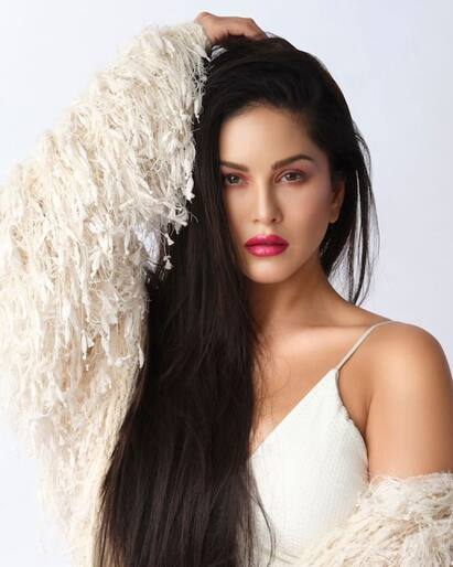 Sunny Leone Hot Pics: ਬਾਲੀਵੁੱਡ ਅਦਾਕਾਰਾ ਸੰਨੀ ਲਿਓਨ ਮਾਲਦੀਵ ਚ ਛੁੱਟੀਆਂ ਮਨਾ ਰਹੀ ਹੈ। ਅਦਾਕਾਰਾ ਨੇ ਬਿਕਨੀ ਚ ਆਪਣੀਆਂ ਤਾਜ਼ਾ ਤਸਵੀਰਾਂ ਸ਼ੇਅਰ ਕੀਤੀਆਂ ਹਨ।