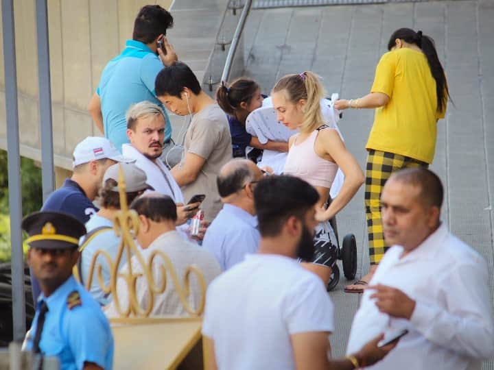 पूर्वाह्न करीब 11 बजकर 35 मिनट पर एंबियन्स मॉल परिसर के लीला होटल में एक फोन आया था.