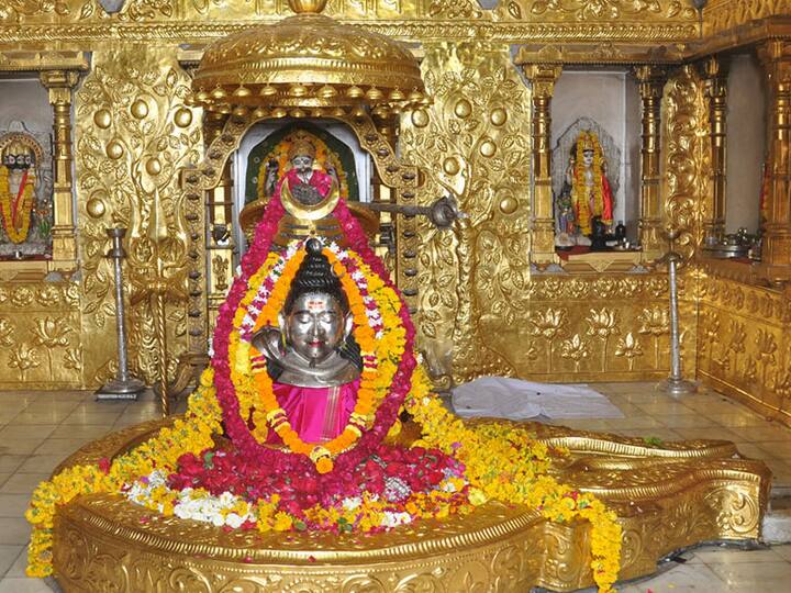 बात करें किराए की तो सब्सिडी के तहत स्लीपर क्लास का 18450 रुपये और वातानुकूलित (3 एसी) का 29620 रुपए होगा.  वहीं अगर आप ग्रुप बुकिंग करते हैं तो प्रत्येक व्यक्ति 500 रुपए की छूट देने का भी ऐलान किया गया है. ज्यादा जानकारी के लिए आप IRCTC के हेल्प लाइन नंबर 9771440056 पर कॉल कर सकते हैं.