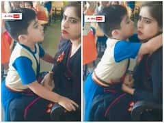 स्टूडेंट की हरकतों से नाराज हुई टीचर को मनाता दिखा बच्चा, क्लास में ही कर दी किस