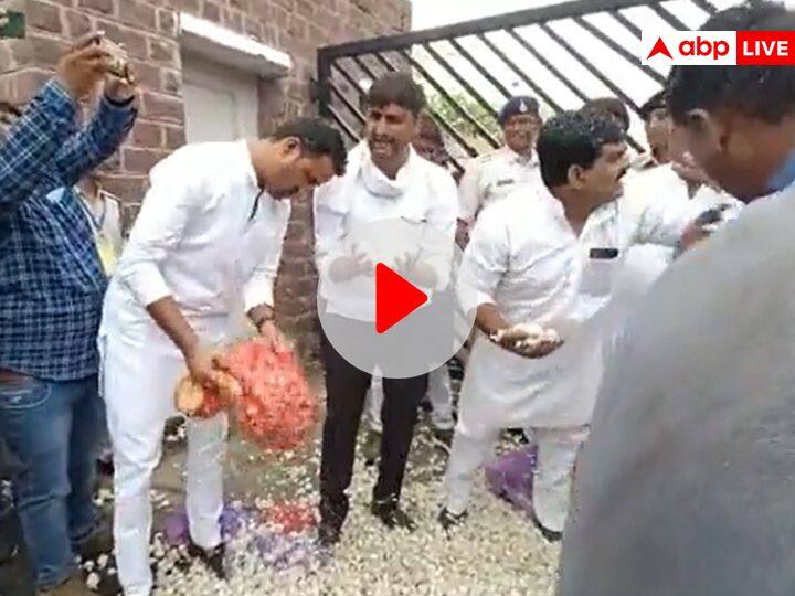 MP assembly Session Congress MLAs protested spreading garlic MP Assembly Session: कांग्रेस विधायकों ने विधानसभा गेट पर लहसुन फैलाकर किया विरोध, सामने आया वीडियो