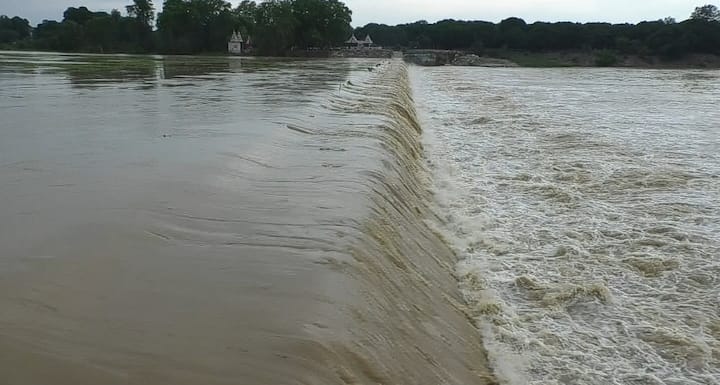 जिसकी वजह से सोमवार को मोंगरा, सूखानाला और घूमरिया बैराज से सुबह और शाम अलग-अलग पानी छोड़ा गया है. जलाशयों से पानी छोड़ने के बाद दुर्ग जिला प्रशासन ने एनीकेट का रास्ता उपयोग नहीं करने की हिदायत दी है.