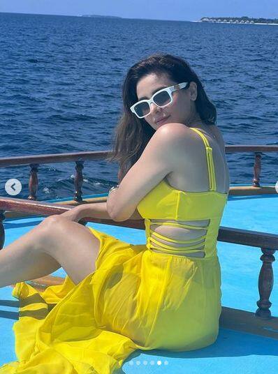 ਆਮਨਾ ਸ਼ਰੀਫ ਨੇ ਪੀਲੇ ਰੰਗ ਦੇ ਪਹਿਰਾਵੇ ਵਿੱਚ ਦਿਖਾਈ ਆਪਣੀ ਸੁੰਦਰਤਾ