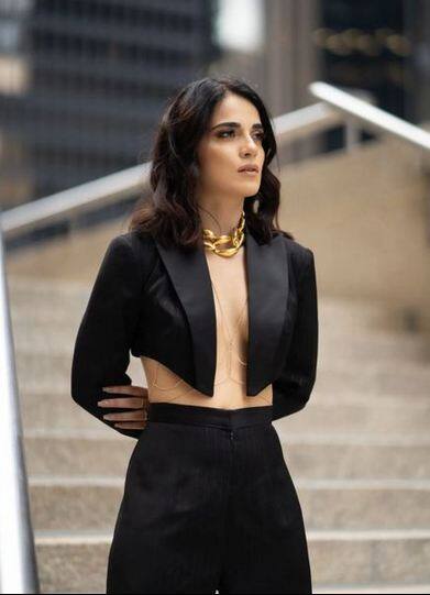 ਰਾਧਿਕਾ ਮਦਾਨ ਨੇ ਫਰੰਟ ਓਪਨ ਬਲੇਜ਼ਰ 'ਚ ਸ਼ੇਅਰ ਕੀਤੀਆਂ ਫੋਟੋਆਂ