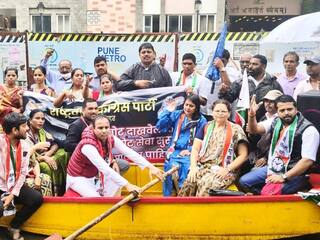 Pune NCP Protest : 'बोट दाखवेन तिथे बोट' महापालिकेत खरीखुरी बोट आणत राष्ट्रवादीचं भाजपविरोधात अनोखं आंदोलन