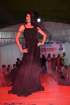 Akola News : अन् अकोला जिल्ह्यातील अकोटमध्ये किन्नरांनी केला 'रॅम्प वॉक', पाहा फोटो