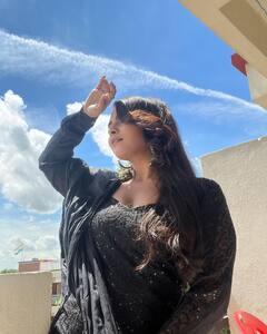 Bhojpuri News: काले लिबास में मदमस्त नजर आईं खेसारी की हीरोइन, सनकिस्ड फोटो में खिल उठा एक्ट्रेस का निखार