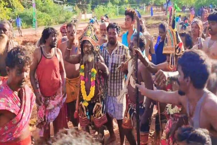 Near Sivagangai, foxes attack buffaloes, goats and goats in the Nuthana festival சிவகங்கை அருகே நரிக்குறவர்கள் எருமை மாடு, ஆட்டு கிடாக்களை பலியிட்டு நூதனத் திருவிழா