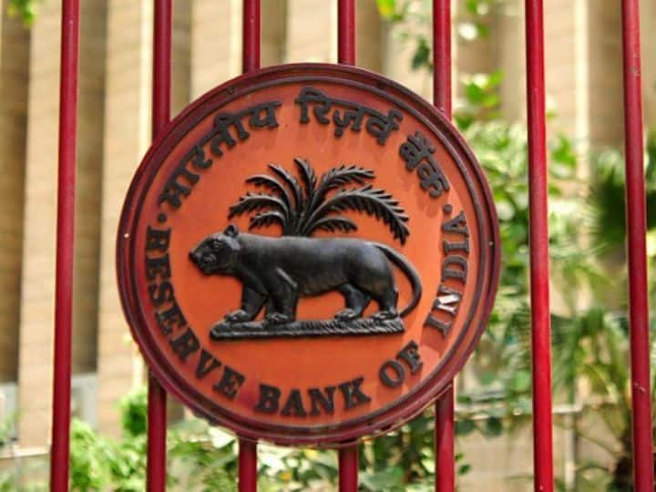 Laxmi Co-operative Bank in Solapur banned by RBI forever license revoked Laxmi Co-operative Bank :   सोलापुरातील लक्ष्मी बँकेला आरबीआयकडून कायमचं टाळं, परवाना रद्द
