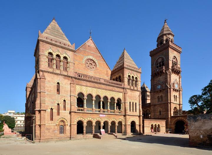 प्राग महल - वास्तुकला के बेहतरीन नमूनों में शुमार ये महल गॉथिक शैली में बनाया गया है. यहां आने वाले टूरिस्ट को इस जगह की खास नक्काशी और दीवार पर बनाई गई आर्ट बेहद आकर्षित करती हैं. यहां कई बॉलीवुड फिल्मों की शूटिंग भी हो चुकी है.